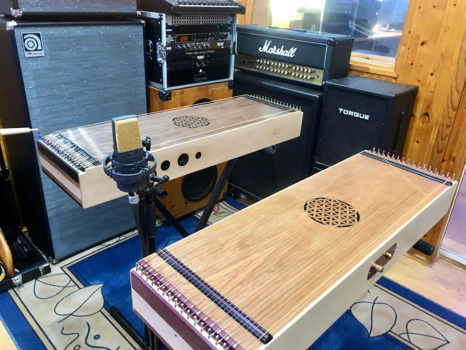 Imagen de un monocordio, instrumento musical usado para terapia de sonido y acompañamiento vocal